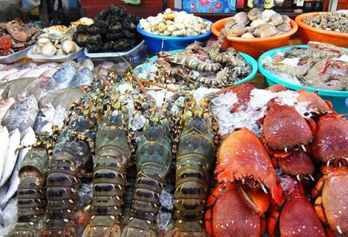 Exploring cuisine paradise in Dinh Cau night market in Phu Quoc 