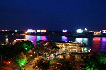night screen saigon river