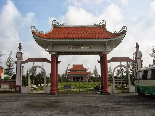 cổng vào đền thờ Nguyễn Thị Định