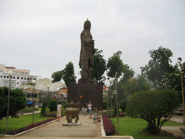 tượng đài Trần Hưng Đạo